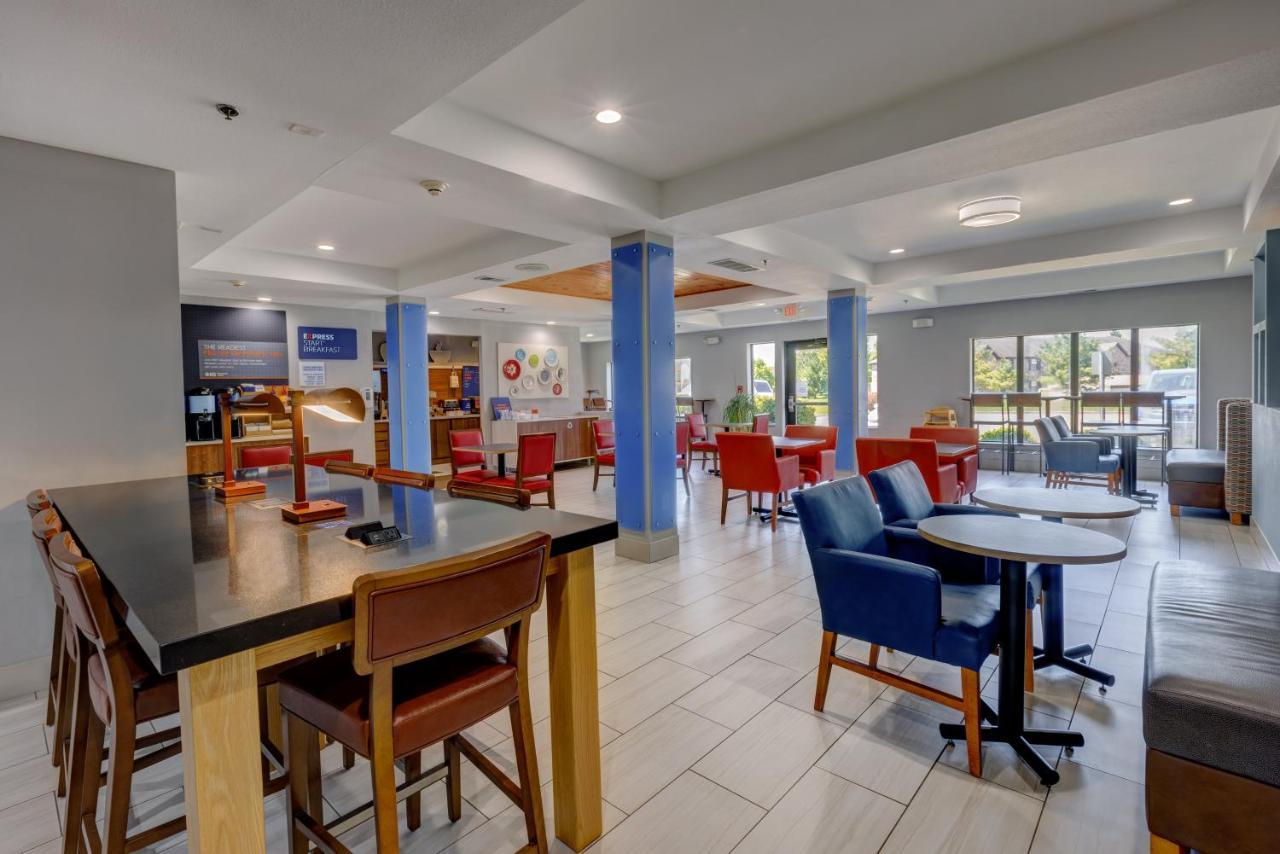 Holiday Inn Express Hotel & Suites Shelbyville By Ihg Exterior photo